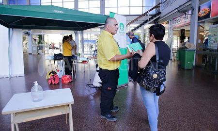 Cobem informa a los pasajeros en la Terminal de ómnibus Cobem informa a los pasajeros en la Terminal de ómnibus