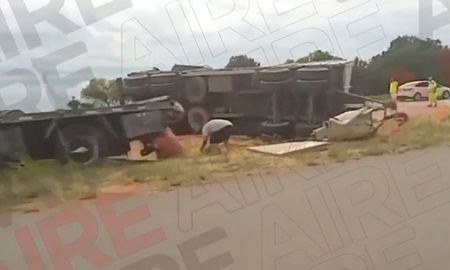 El tránsito permanece interrumpido y trabaja personal de Gendarmería Nacional Argentina, que realiza tareas de seguridad y ordenamiento. El tránsito permanece interrumpido y trabaja personal de Gendarmería Nacional Argentina, que realiza tareas de seguridad y ordenamiento.