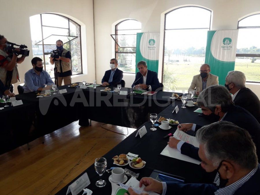 El intendente Emilio Jatón junto con representantes de el Ente Portuario