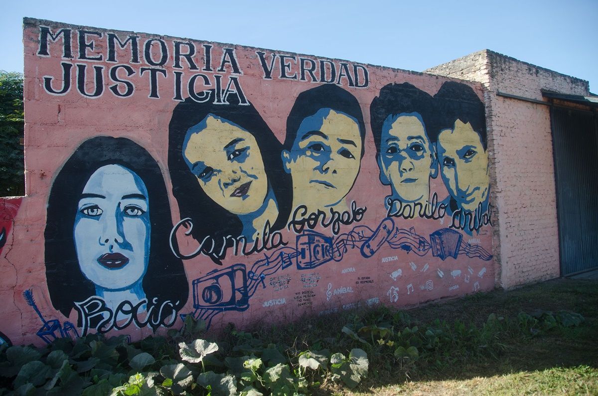 El mural en San Miguel del Monte con los rostros de las víctimas de la masacre.