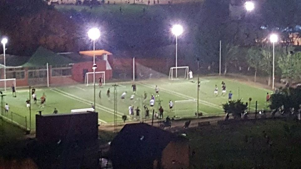 Jugaban al fútbol en el Club Bahco, hubo intercambio de disparos y un hombre terminó herido en el abdomen