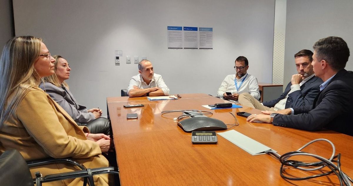 En una reunión realizada en Buenos Aires, que contó con la presencia de la secretaria de Transporte de Santa Fe Renata Ghilotti, directivos del Aeropuerto Sauce Viejo y el gerente institucional de Aerolíneas Argentinas, Leandro Sereno, se acordaron las nuevas frecuencias de los vuelos. En una reunión realizada en Buenos Aires, que contó con la presencia de la secretaria de Transporte de Santa Fe Renata Ghilotti, directivos del Aeropuerto Sauce Viejo y el gerente institucional de Aerolíneas Argentinas, Leandro Sereno, se acordaron las nuevas frecuencias de los vuelos.