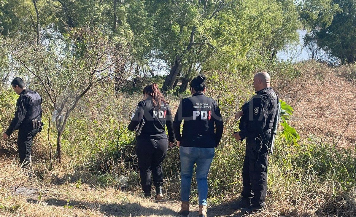 Peritos y policías en el lugar donde se dio el hallazgo.&nbsp;