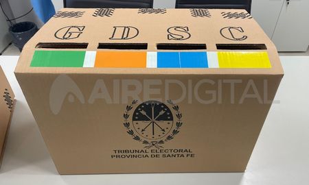 La urna tiene la faja de seguridad y debe abrirse en presencia de la persona para que pueda rescatar el celular.