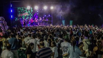 El Brujo Ezequiel fue el número principal del festival “Música en la Laguna”, que reunió a cientos de vecinos en la Costanera Oeste durante la Semana de la Laguna.