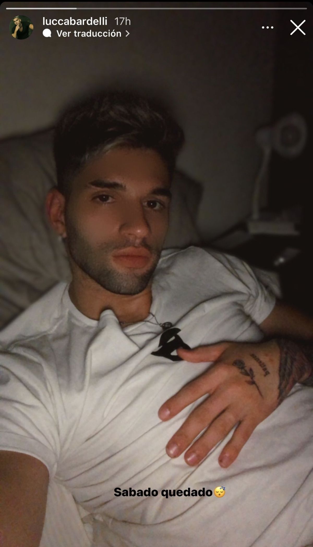 El novio de Julieta Poggio subió una foto a Instagram desde su cama mientras ella le mandaba indirectas desde su cuenta.
