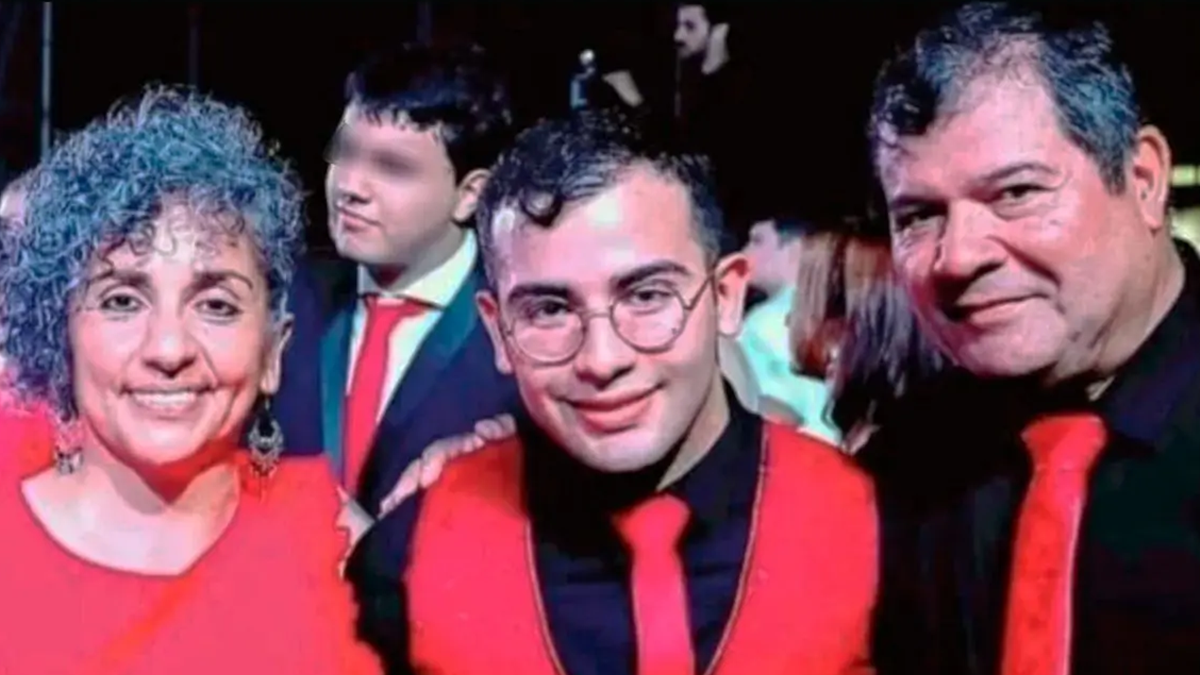 Los tres integrantes familia Sena están detenidos por la desaparición y posible femicidio de Cecilia Strzyzowski en Chaco. Los tres integrantes familia Sena están detenidos por la desaparición y posible femicidio de Cecilia Strzyzowski en Chaco.