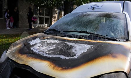 Narcos rosarinos quemaron trece autos y dejaron una nueva amenaza contra Bullrich y Pullaro. Narcos rosarinos quemaron trece autos y dejaron una nueva amenaza contra Bullrich y Pullaro.