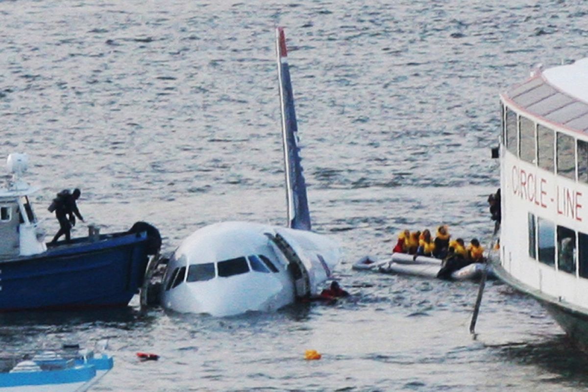 Dos ferris de la empresa NY Waterway, junto con otras embarcaciones –incluida una de la Guardia Costera–, más al trabajo en conjunto de casi 140 bomberos, policías, buzos y helicópteros, permitieron que, a las 15.55, el A320 estuviera completamente vacío. Dos ferris de la empresa NY Waterway, junto con otras embarcaciones –incluida una de la Guardia Costera–, más al trabajo en conjunto de casi 140 bomberos, policías, buzos y helicópteros, permitieron que, a las 15.55, el A320 estuviera completamente vacío.