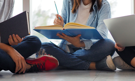 Los estudiantes de distintos niveles tienen la oportunidad de acceder a dos becas clave. Los estudiantes de distintos niveles tienen la oportunidad de acceder a dos becas clave.