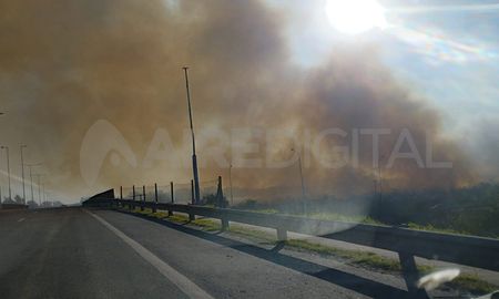Este domingo por la tarde, se produjeron quemas en el km 3 de la autovía 19 y el cruce con la autopista Rosario - Santa Fe. Este domingo por la tarde, se produjeron quemas en el km 3 de la autovía 19 y el cruce con la autopista Rosario - Santa Fe.