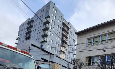 Un hombre perdió la vida luego de caer desde el sexto piso en Bariloche. Un hombre perdió la vida luego de caer desde el sexto piso en Bariloche.