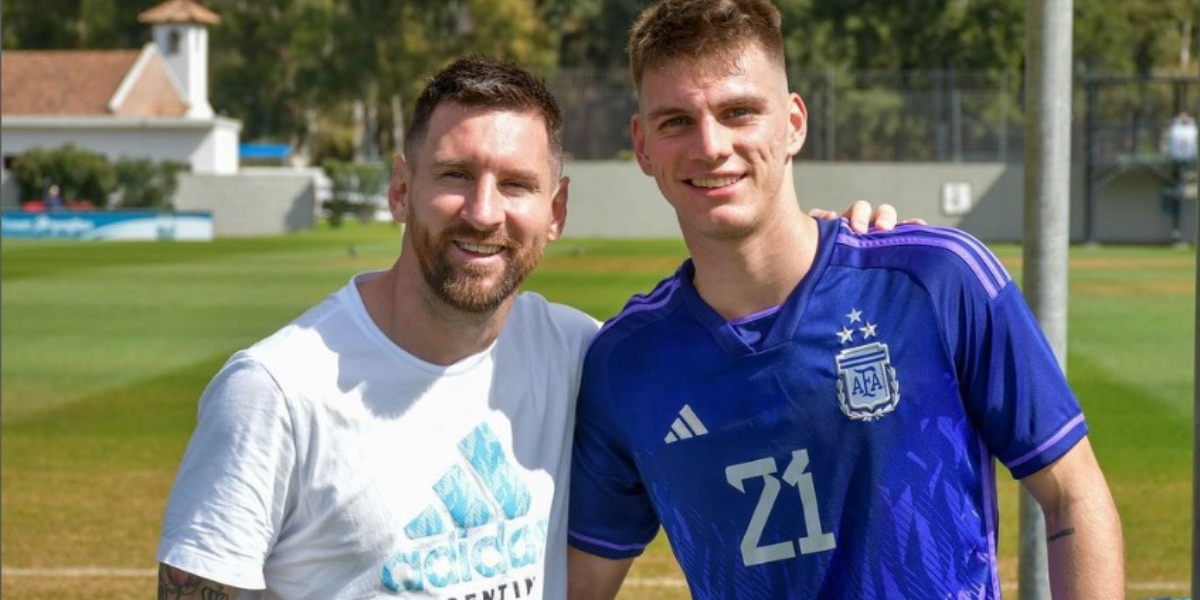 Kevín Zenón junto a Lionel Messi en el predio de Ezeiza. Kevín Zenón junto a Lionel Messi en el predio de Ezeiza.