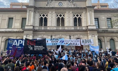 El recorte a la educación dispuesto por el gobierno nacional de Javier Milei para la educación asciende a $78.000 millones y tiene como objetivo sostener el equilibrio fiscal. El recorte a la educación dispuesto por el gobierno nacional de Javier Milei para la educación asciende a $78.000 millones y tiene como objetivo sostener el equilibrio fiscal.
