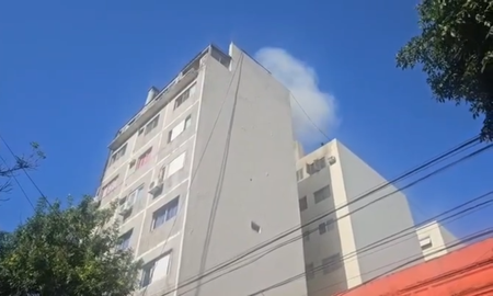 Ocurre en un edificio ubicado en el cruce de las calles San José y Pedro Echague. Ocurre en un edificio ubicado en el cruce de las calles San José y Pedro Echague.