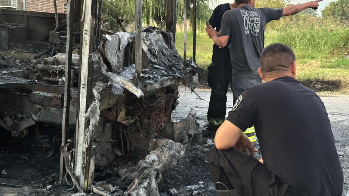 El m&oacute;vil de AIRE registr&oacute; las im&aacute;genes de la destrucci&oacute;n del colectivo por el incendio.