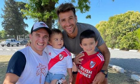 El bicampeón del Turismo Carretera se trasladó al predio que River posee en Ezeiza para respaldar a sus ídolos en la previa contra Colón de Santa Fe. El bicampeón del Turismo Carretera se trasladó al predio que River posee en Ezeiza para respaldar a sus ídolos en la previa contra Colón de Santa Fe.