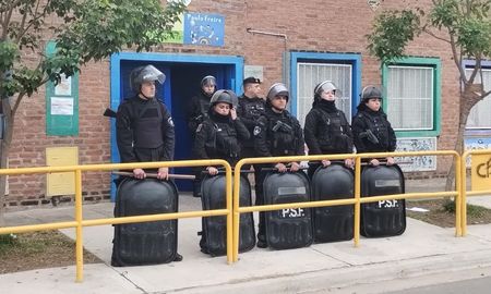 Ocurrió en un jardín ubicado en La República al 5700, de Rosario. Hubo enfrentamientos entre familias e intervención policial y disparos de balas de goma. Ocurrió en un jardín ubicado en La República al 5700, de Rosario. Hubo enfrentamientos entre familias e intervención policial y disparos de balas de goma.