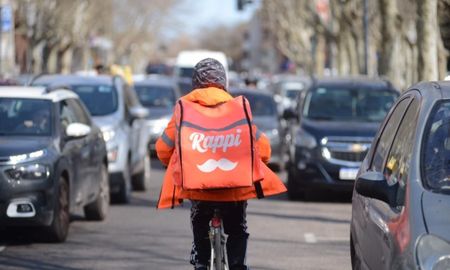 El delivery crece sostenidamente en la Argentina, pero los precios no dejan de subir y el salario de los usuarios no es suficiente para ganarle a la inflación, por lo que cada vez alcanza para pedir menos. El delivery crece sostenidamente en la Argentina, pero los precios no dejan de subir y el salario de los usuarios no es suficiente para ganarle a la inflación, por lo que cada vez alcanza para pedir menos.