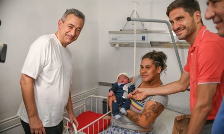 El intendente de Rosario, Pablo Javkin, y Maximiliano Pullaro dieron la bienvenida a Teo, el primer bebé del año El intendente de Rosario, Pablo Javkin, y Maximiliano Pullaro dieron la bienvenida a Teo, el primer bebé del año