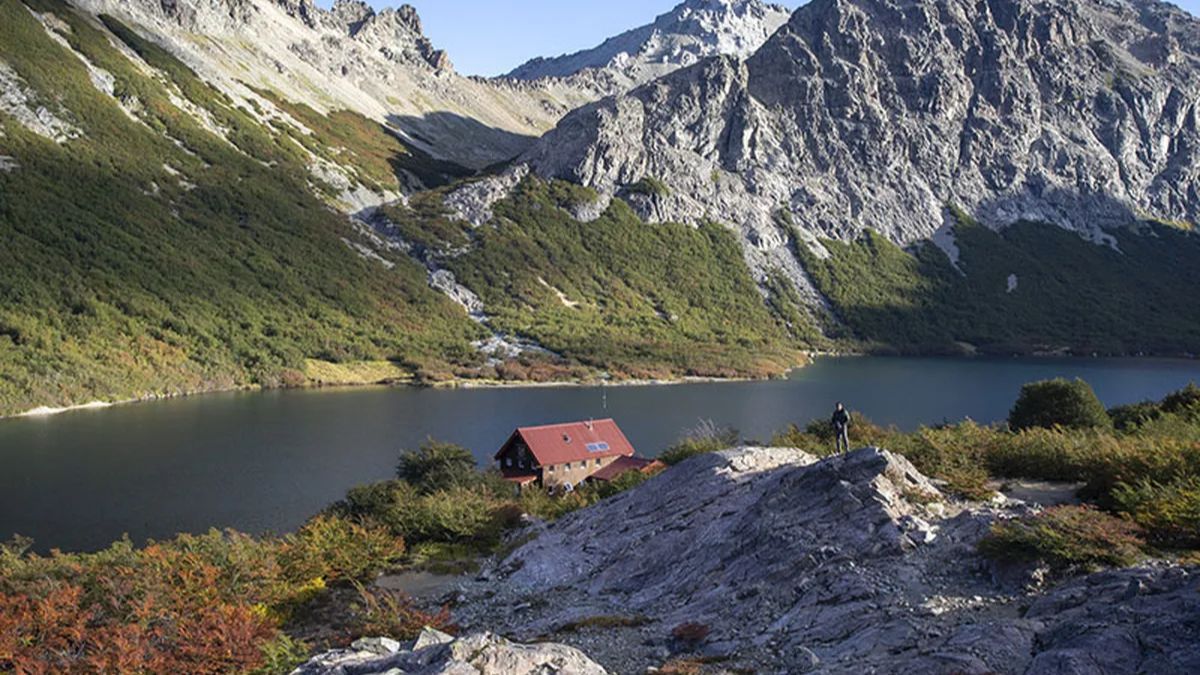 El Refugio Jakob se encuentra junto a la laguna Jakob y muy cerca de la Laguna Témpanos, famosa por los bloques de hielo que flotan en ella a principio del verano. El Refugio Jakob se encuentra junto a la laguna Jakob y muy cerca de la Laguna Témpanos, famosa por los bloques de hielo que flotan en ella a principio del verano.