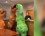 Viral: un casamiento de dinosaurios.