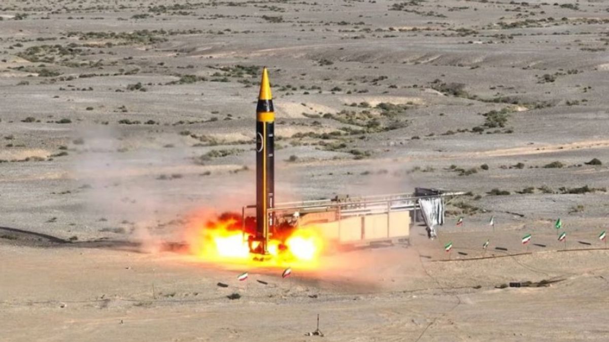 Un nuevo misil balístico Khorramshahr de superficie a superficie de cuarta generación llamado Khaibar con un alcance de 2000 km se lanza en un lugar no revelado en Irán