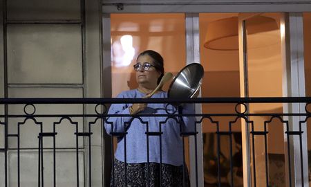 Pasadas las 20 horas del jueves, vecinos de numerosas localidades de la Argentina salieron a los balcones golpeando cacerolas.&nbsp;