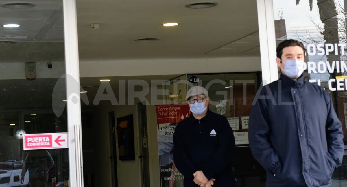 El ataque ocurrió pasadas las 13, cuando dos personas ingresaron al Hospital Centenario, ubicado en Urquiza al 3000 de Rosario, y se dirigieron directamente hacia donde se encontraba la mujer trabajando.