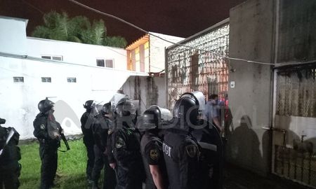 Infantería tuvo que intervenir para sacar a los presos a un patio. Infantería tuvo que intervenir para sacar a los presos a un patio.