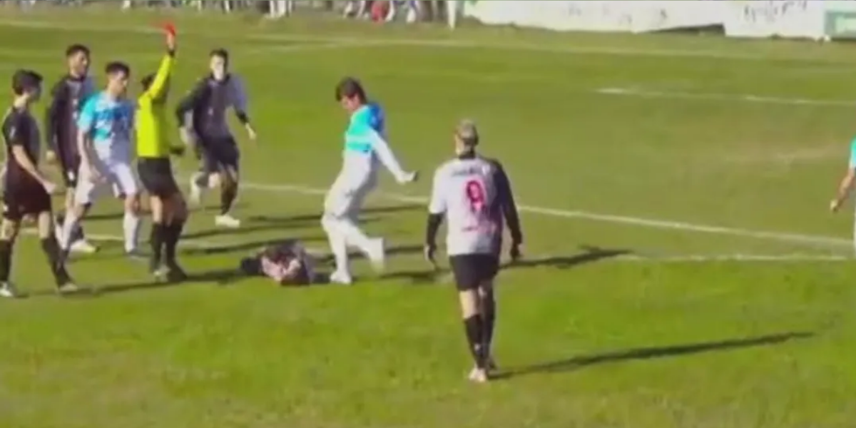 Violencia en el fútbol de Santa Fe: brutal patada en un partido de la Liga Deportiva del Sur.