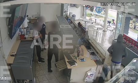 El hombre de 26 años no solo fue condenado por el robo a la heladería, sino también por asaltar con un arma de utilería a una pareja en barrio Mariano Comas. El hombre de 26 años no solo fue condenado por el robo a la heladería, sino también por asaltar con un arma de utilería a una pareja en barrio Mariano Comas.