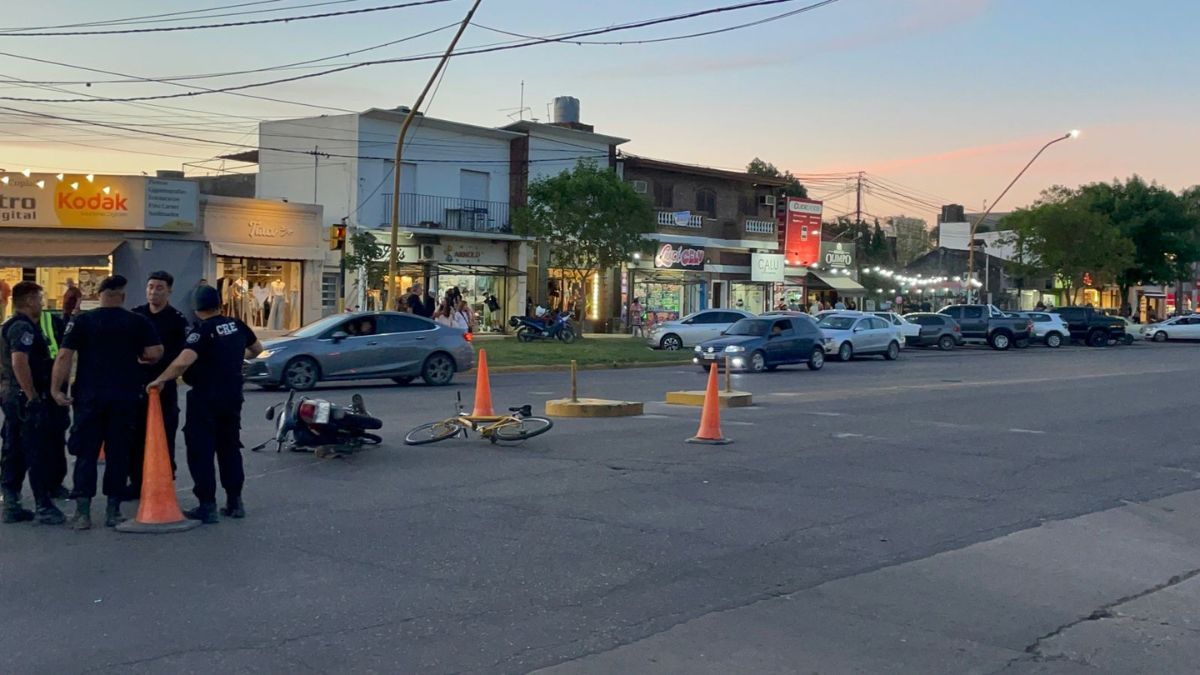 La moto y la bici quedaron tendidas en la calzada. La moto y la bici quedaron tendidas en la calzada.