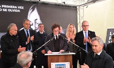 El Presidente estuvo acompañado por la secretaria general de la Presidencia, Karina Milei; el jefe de Gabinete, Manuel Adorni; y el embajador de Israel en la Argentina, Eyal Sela, entre otros funcionarios y representantes de la comunidad judía. El Presidente estuvo acompañado por la secretaria general de la Presidencia, Karina Milei; el jefe de Gabinete, Manuel Adorni; y el embajador de Israel en la Argentina, Eyal Sela, entre otros funcionarios y representantes de la comunidad judía.