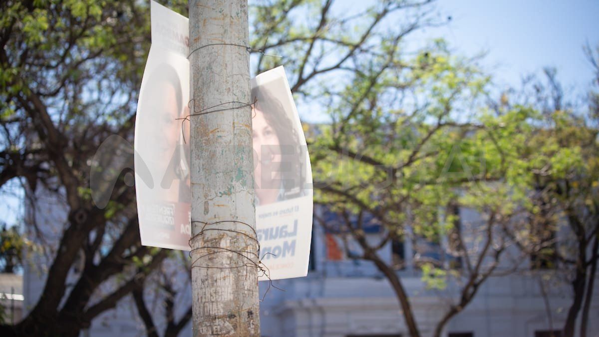 Si concluye ese tiempo y los carteles no se retiran, la Municipalidad puede retirarlos, desecharlos y debe multar a los partidos que no hayan retirado su cartelería.