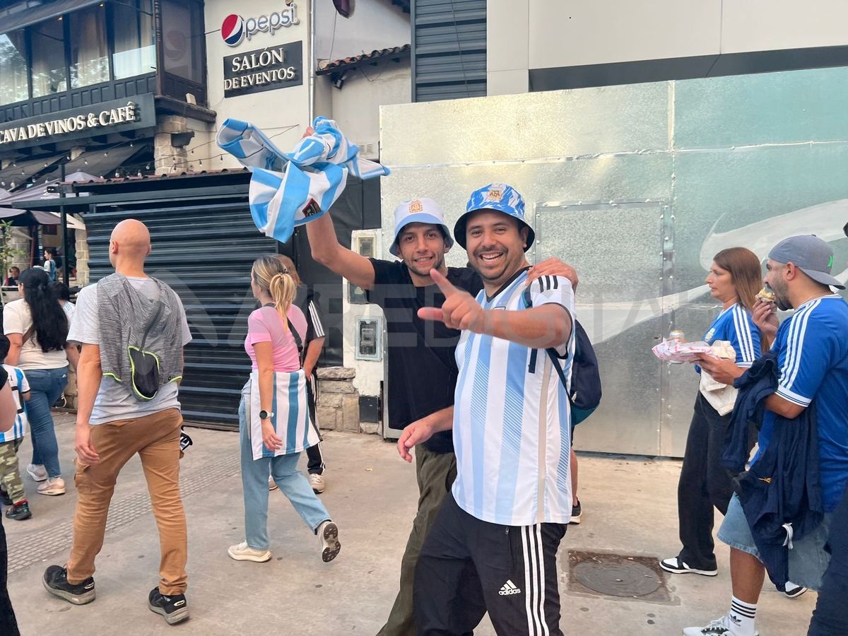 Los hinchas argentinos palpitan el partido ante Bolivia por las Eliminatorias Sudamericanas.