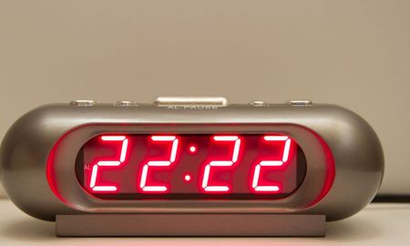 La hora espejo suelen interpretarse como señales, mensajes o llamados de atención. La hora espejo suelen interpretarse como señales, mensajes o llamados de atención.