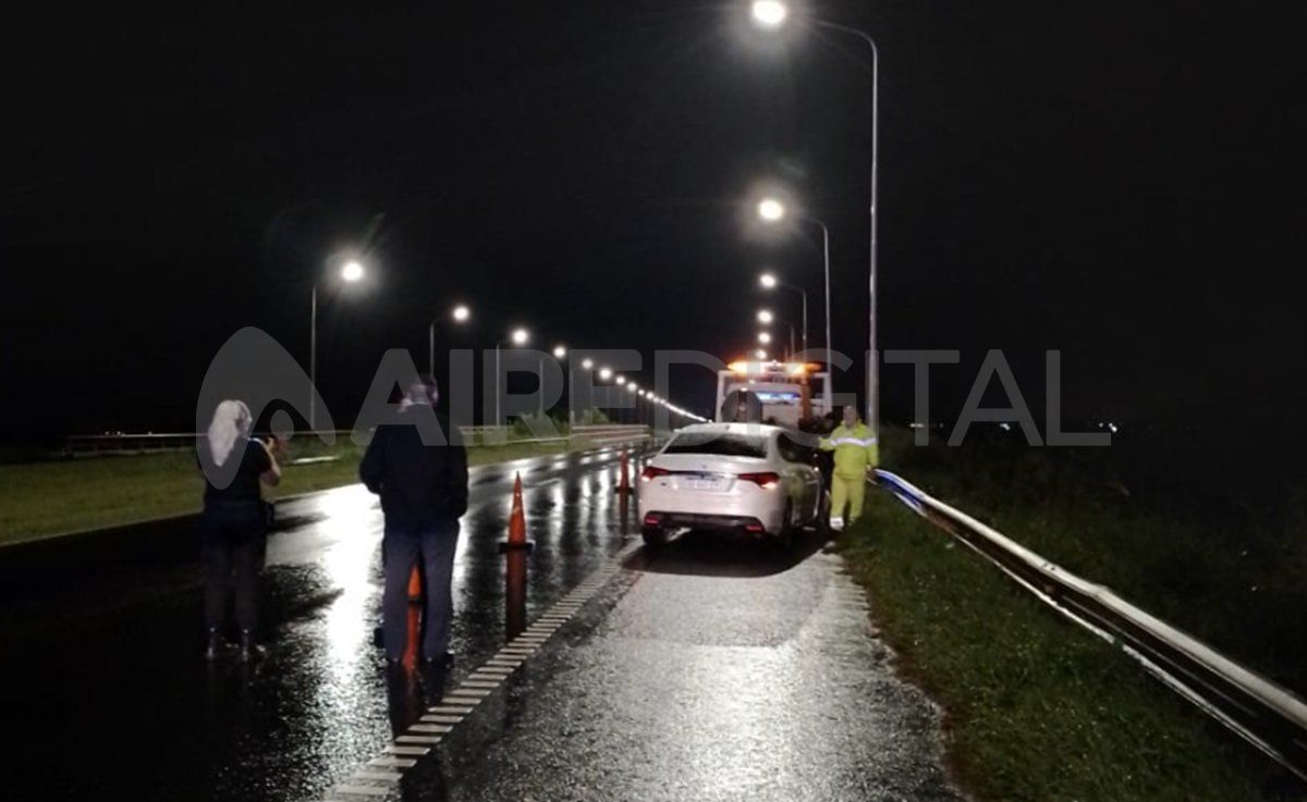 El vehículo que chocó contra una piedra quedó varado en la autopista y fue luego auxiliado. 