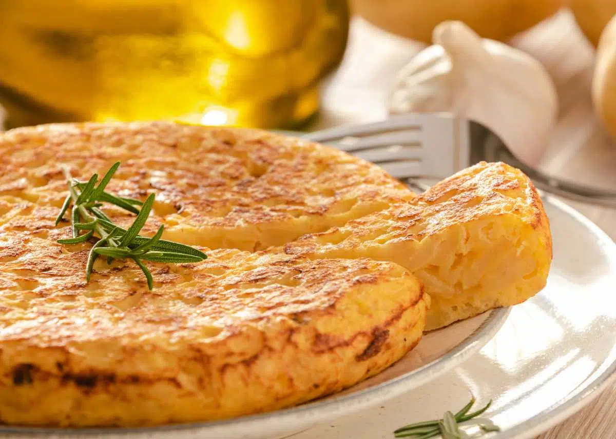 La receta de la tortilla de papas es muy sencilla y lleva pocos ingredientes. La receta de la tortilla de papas es muy sencilla y lleva pocos ingredientes.