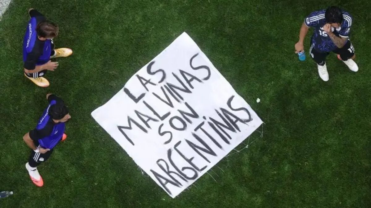 La bandera de "Las Malvinas son Argentinas" durante los festejos de la Selección argentina tras la victoria contra Inglaterra. La bandera de "Las Malvinas son Argentinas" durante los festejos de la Selección argentina tras la victoria contra Inglaterra.