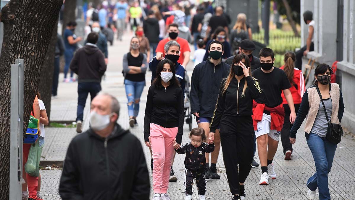 Personas caminan con cubre bocas por las calles de Buenos Aires