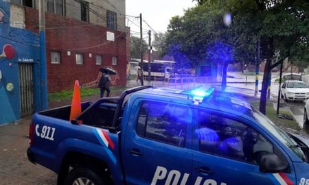El ataque contra la escuela de Rosario se produjo a pesar de que había un patrullero a unos 40 metros del lugar. El ataque contra la escuela de Rosario se produjo a pesar de que había un patrullero a unos 40 metros del lugar.