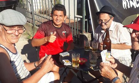El Club Atlético Colón visitó el barrio El Pozo y Luis Miguel Rodríguez jugó al truco con tres vecinos en plena vereda. El Club Atlético Colón visitó el barrio El Pozo y Luis Miguel Rodríguez jugó al truco con tres vecinos en plena vereda.