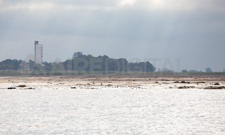 Después de los pilotes del viejo puente ferroviario es muy complicada la navegación en la laguna Setúbal por la bajante. Después de los pilotes del viejo puente ferroviario es muy complicada la navegación en la laguna Setúbal por la bajante.