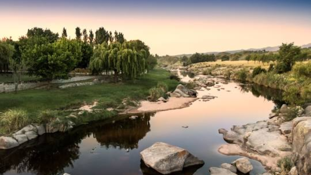 El río Panaholma se convirtió en uno de los destinos más buscados para disfrutar del verano en Córdoba.