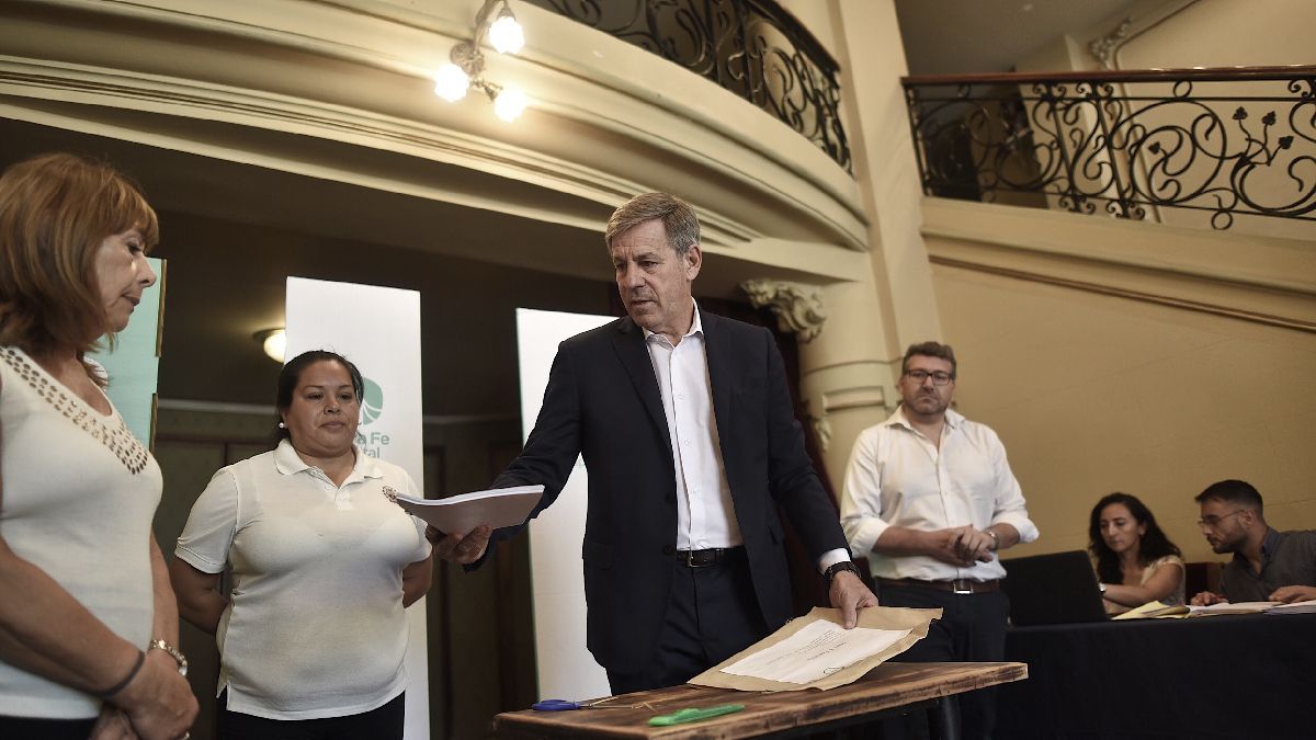 El intendente Emilio Jatón presidió el acto de apertura de ofertas para la puesta en valor del Teatro Municipal 1° de Mayo.