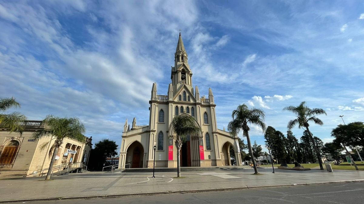 Cerca de 200 agentes municipales y provinciales custodiarán las inmediaciones de la Basílica de Guadalupe para ordenar el flujo de más de 100.000 personas durante el fin de semana. Cerca de 200 agentes municipales y provinciales custodiarán las inmediaciones de la Basílica de Guadalupe para ordenar el flujo de más de 100.000 personas durante el fin de semana.