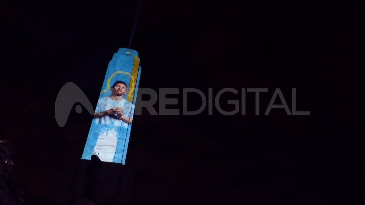 Así se vio por la noche el video desplegado para apoyar a la selección argentina. 