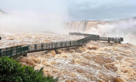 El Parque Nacional Iguazú comunicó que un hombre, que se había subido a la baranda para tomarse una foto, cayó el primer balcón del Salto Bossetti. El Parque Nacional Iguazú comunicó que un hombre, que se había subido a la baranda para tomarse una foto, cayó el primer balcón del Salto Bossetti.