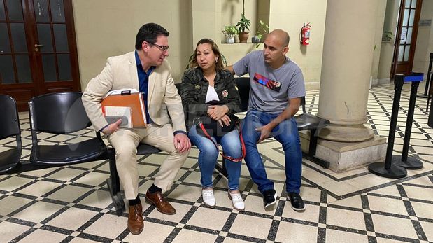 El abogado Leandro Corti junto a Yoana y Walter, papás de Francisco Sueldo.
